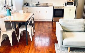 Sunny Cottage - Close To Airport & Beach